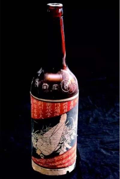 五粮液酒瓶的变迁史，第4代和第8代最经典2.jpg