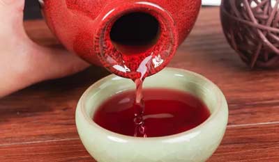 义聚永玫瑰露酒大方玻43度铂金版 价格；玫瑰酒的保质期及制作方法介绍3.jpg