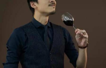 品红酒的五个步骤【观色/摇酒/闻香/尝味/回味】5.jpg