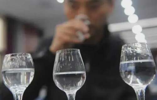 喝白酒怎么品酒？酒五步品酒法：静、观、闻、尝、悟1.jpg