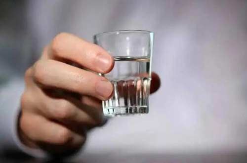 新手喝白酒要怎么喝，“感情深，一口闷”正确吗？品尝白酒的技巧