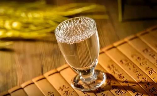 中档请客喝多少一瓶的白酒合适？蓝色经典酒52度