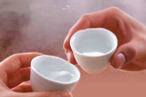 为什么刚开始喝酱香白酒的人感觉不好喝？初尝酱酒难以入口