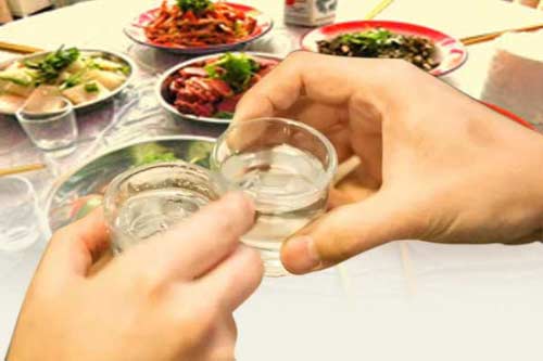 白酒太辣怎么解决，白酒怎么喝才会感觉好喝不辣