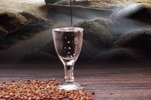 为何酱香老酒受人欢迎，酱香酒的健康特点