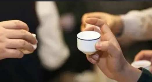 中国酒桌上的劝酒习俗1.jpg