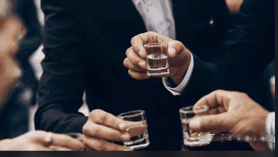 斟酒的时候要注意哪些礼仪？倒酒的礼节有哪些