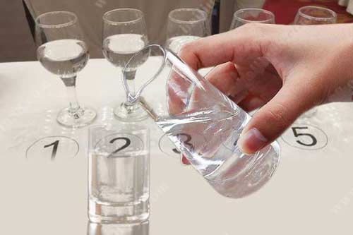 勾兑酒是假酒吗？勾兑的白酒不是会喝死人吗？
