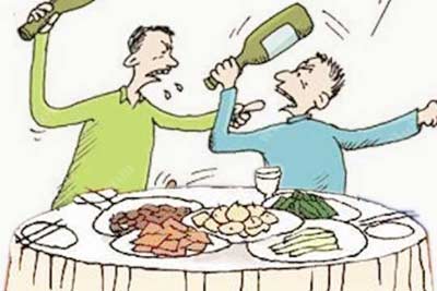 酒桌上不受欢迎的，很low的举止行为1.jpg