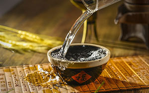 白酒是中国特有的吗？高粱酒是白酒吗？