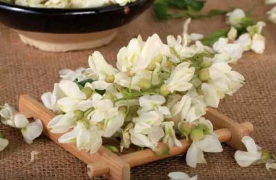 槐花酒是怎么制作的？槐花都有哪些功效与作用呢？