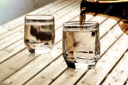 教你怎么区分酱香白酒中的新酒与陈酒1.jpg
