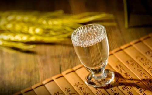 为什么酱香白酒酒液微黄透明