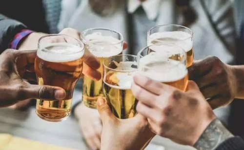 喝酒碰杯的这个酒文化习俗是怎么来的？