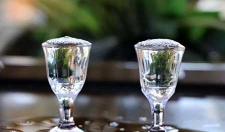 究竟是什么因素让我们喝白酒都习惯用小杯？