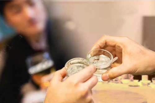 劝酒经久不衰的一大因素-以酒品见人品1.jpg
