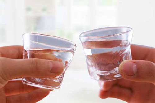 怎样喝白酒才能不伤身：不大口/不空腹/及时排除/搭配吃食