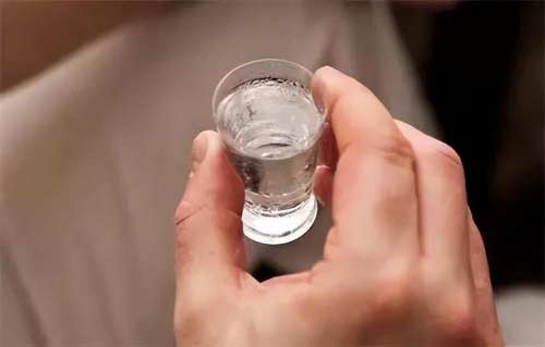 十字决快速鉴别白酒优劣的小方法1.jpg